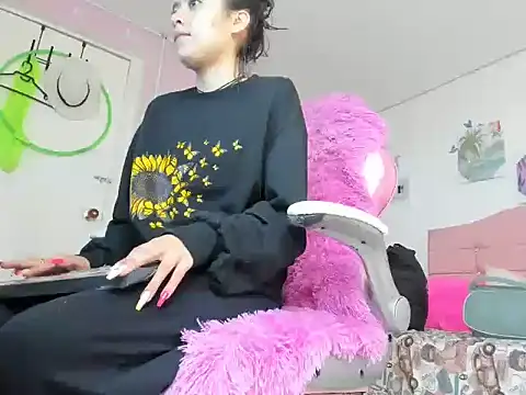 ivyyemerald  online show from May 22, 2026, 12:03 pm