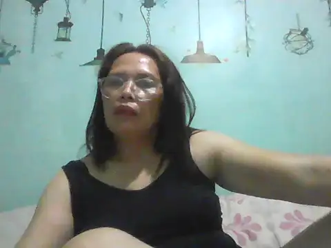 Snapshot of momshe2026 chatting on May 30, 2026, 8:03 pm momshe2026 online show from May 30, 2026, 8:03 pm