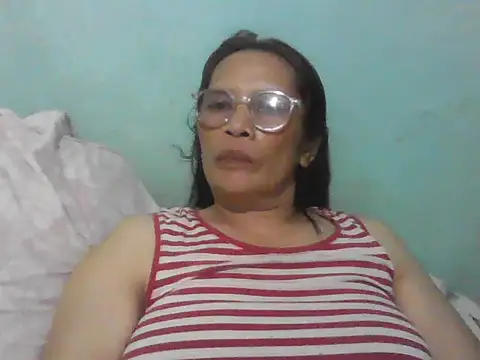 Snapshot of momshe2026 chatting on May 28, 2026, 1:17 pm momshe2026 online show from May 28, 2026, 1:17 pm