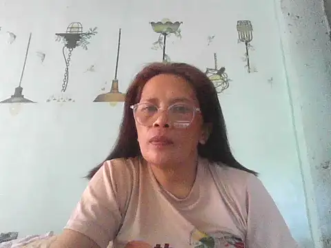 Snapshot of momshe2026 chatting on May 27, 2026, 5:59 am momshe2026 online show from May 27, 2026, 5:59 am