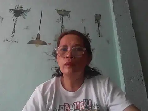 Snapshot of momshe2026 chatting on May 30, 2026, 7:58 am momshe2026 online show from May 30, 2026, 7:58 am