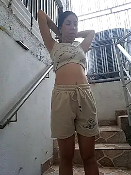 HOTANDSKINNY online show from May 21, 2026, 7:33 pm