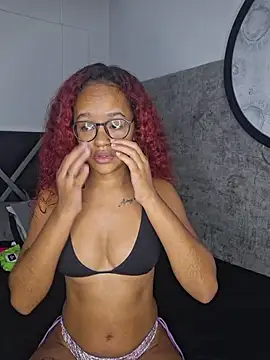 Snapshot of Zoee-Ross chatting on May 31, 2026, 10:21 am Zoee-Ross online show from May 31, 2026, 10:21 am