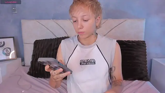 Snapshot of vane_grey chatting on July 11, 2026, 6:52 pm vane grey online show from July 11, 2026, 6:52 pm