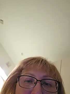 -LindaKing- online show from May 29, 2026, 9:10 pm