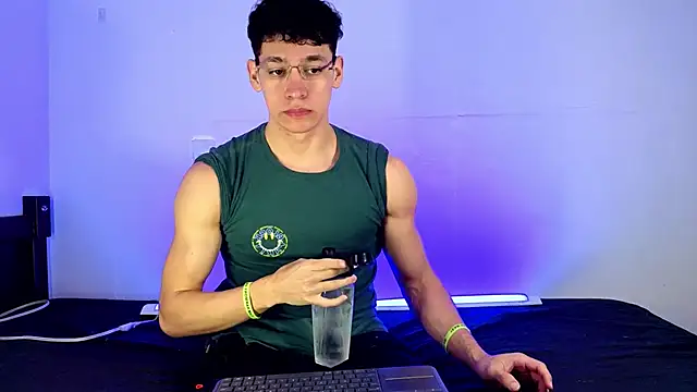 Snapshot of Luke_Muscle chatting on May 28, 2026, 12:33 pm Luke Muscle online show from May 28, 2026, 12:33 pm