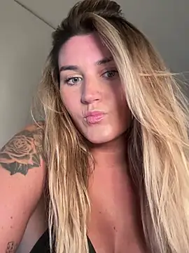 Snapshot of thebeachyblonde chatting on July 15, 2026, 9:44 pm thebeachyblonde online show from July 15, 2026, 9:44 pm