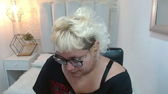 Snapshot of Echypyon_ chatting on June 2, 2026, 3:28 am Echypyon online show from June 2, 2026, 3:28 am
