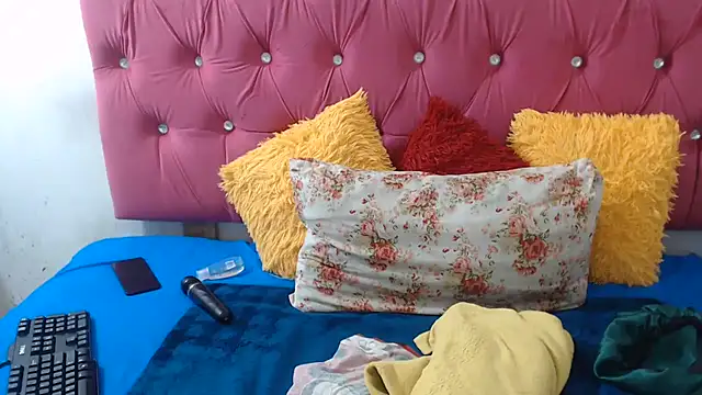 Snapshot of PEACHESX25x chatting on July 6, 2026, 4:31 pm PEACHESX25x online show from July 6, 2026, 4:31 pm