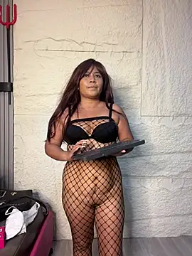 LyraMilano online show from July 16, 2026, 12:57 pm
