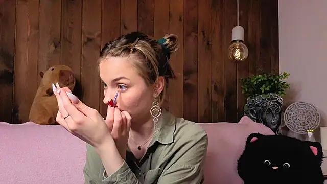 IvoryPesante online show from June 17, 2026, 8:19 pm