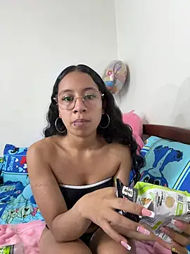 Snapshot of Violetlove_ chatting on July 16, 2026, 7:05 am Violetlove online show from July 16, 2026, 7:05 am