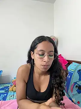 Snapshot of Violetlove_ chatting on July 13, 2026, 9:08 am Violetlove online show from July 13, 2026, 9:08 am
