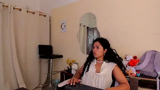 Snapshot of Nadia-Monroe chatting on July 14, 2026, 9:43 pm Nadia-Monroe online show from July 14, 2026, 9:43 pm