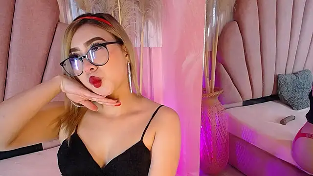 Snapshot of Doll_Kitty_ chatting on June 3, 2026, 12:39 pm Doll Kitty online show from June 3, 2026, 12:39 pm