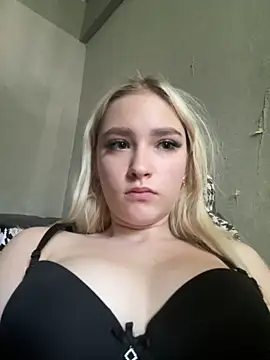 lisacryss3 online show from June 6, 2026, 2:39 am