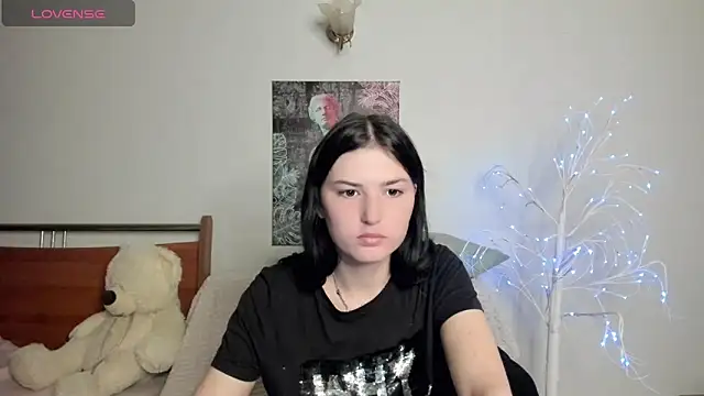 Kira Devi online show from May 27, 2026, 7:10 pm