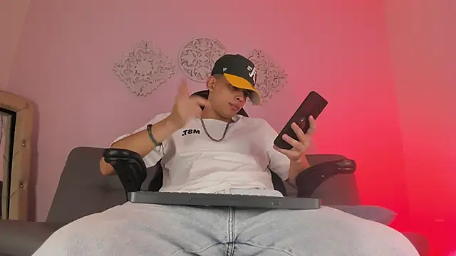 Snapshot of Matheww_strong chatting on May 25, 2026, 8:51 pm Matheww strong online show from May 25, 2026, 8:51 pm