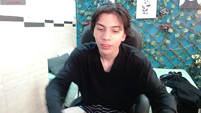 Snapshot of Julesx15 chatting on May 30, 2026, 12:11 pm Julesx15 online show from May 30, 2026, 12:11 pm