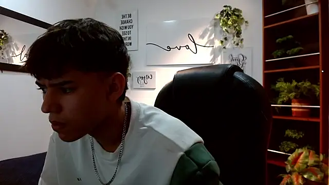 Snapshot of Ryan_grayx chatting on June 1, 2026, 2:39 pm Ryan grayx online show from June 1, 2026, 2:39 pm