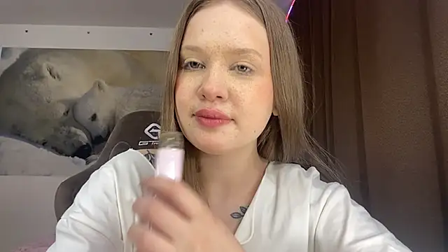 StefiMoon online show from June 5, 2026, 1:39 pm