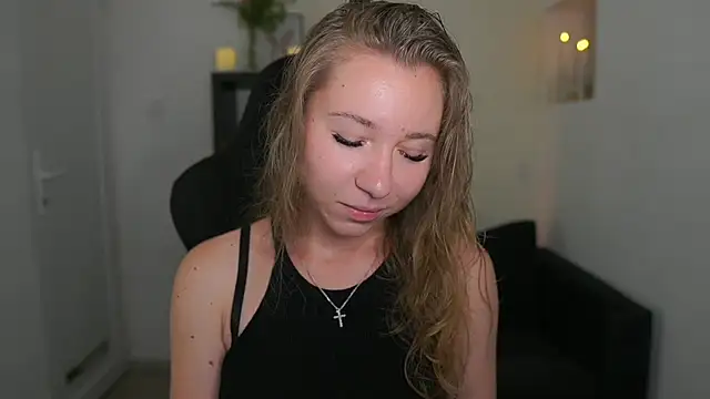VivienVance online show from June 24, 2026, 2:04 pm