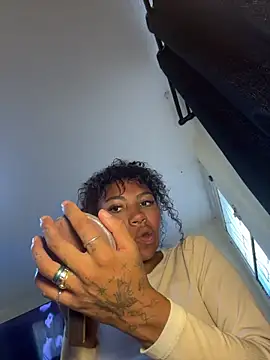 Snapshot of Zafiro_fire chatting on June 17, 2026, 11:09 am Zafiro fire online show from June 17, 2026, 11:09 am
