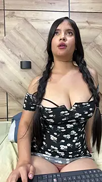 Snapshot of Lara_petit chatting on June 8, 2026, 1:28 am Lara petit online show from June 8, 2026, 1:28 am