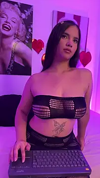 Snapshot of Lara_petit chatting on June 14, 2026, 6:31 pm Lara petit online show from June 14, 2026, 6:31 pm