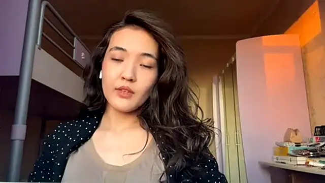 YolandaBalbuena online show from June 14, 2026, 3:13 pm