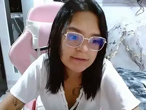 Snapshot of evelovee25 chatting on June 2, 2026, 12:10 am evelovee25 online show from June 2, 2026, 12:10 am