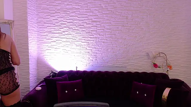 SiennaShinee online show from July 8, 2026, 7:14 pm