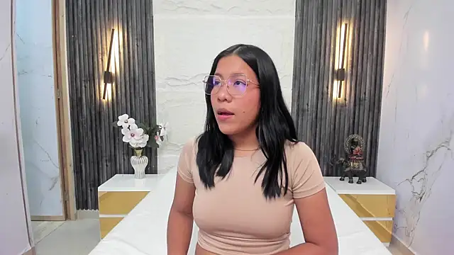 Snapshot of Chloe_dreams4u chatting on July 8, 2026, 11:33 am Chloe dreams4u online show from July 8, 2026, 11:33 am