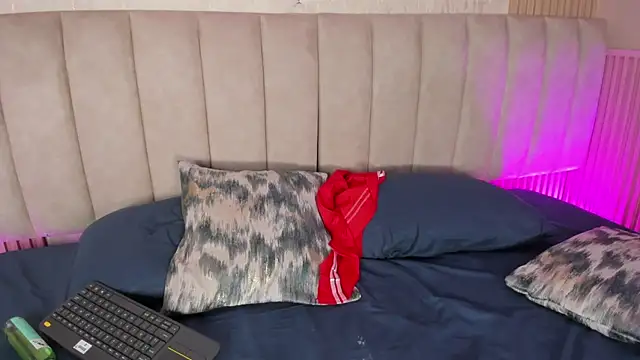 julimonroe  online show from July 7, 2026, 6:47 am