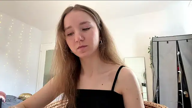 smalllisa online show from June 14, 2026, 4:08 pm
