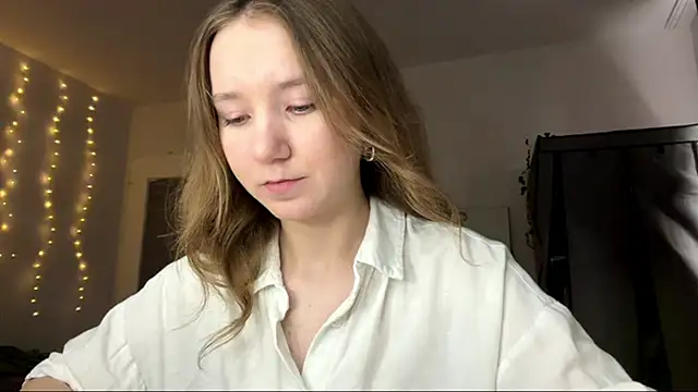smalllisa online show from June 19, 2026, 6:14 pm