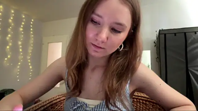 smalllisa online show from June 20, 2026, 4:12 pm