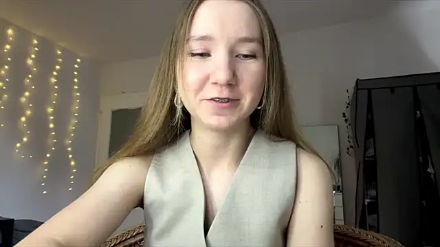 smalllisa online show from June 11, 2026, 6:16 pm