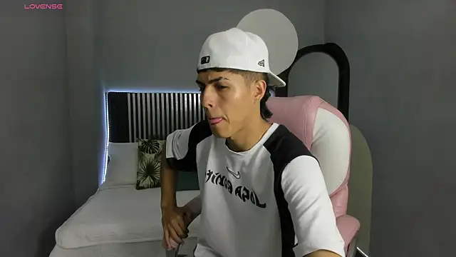 Axel Mendozaa online show from June 11, 2026, 8:06 pm