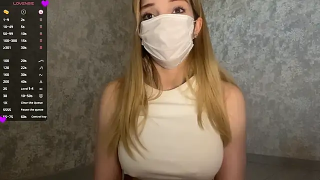 Snapshot of LunaHoke chatting on June 10, 2026, 7:31 am LunaHoke online show from June 10, 2026, 7:31 am