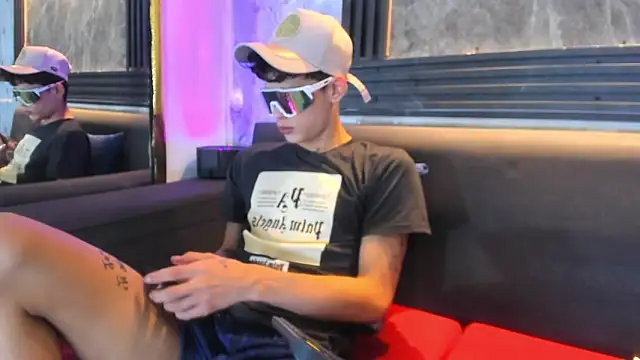 Snapshot of Brianhot0F chatting on June 18, 2026, 12:32 pm Brianhot0F online show from June 18, 2026, 12:32 pm