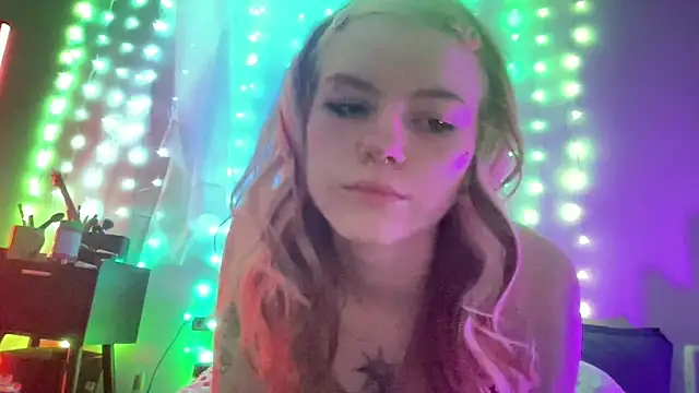 Snapshot of roxxinefox chatting on June 12, 2026, 8:34 am roxxinefox online show from June 12, 2026, 8:34 am