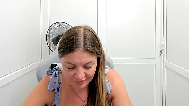 Snapshot of MiaSummerr_ chatting on July 20, 2026, 6:43 am MiaSummerr online show from July 20, 2026, 6:43 am