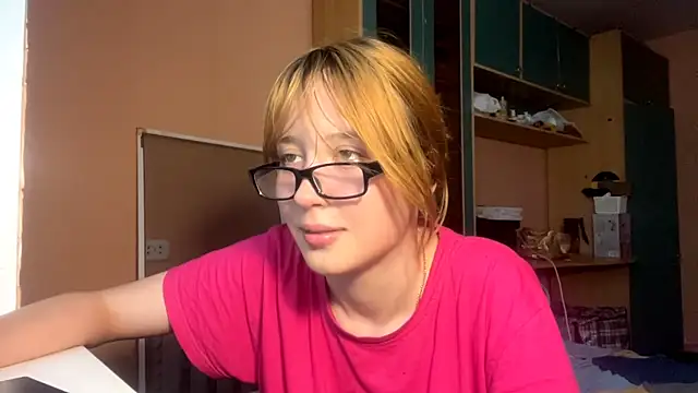 Snapshot of Mowhlntime chatting on June 13, 2026, 1:20 pm Mowhlntime online show from June 13, 2026, 1:20 pm