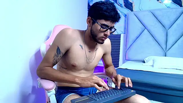 Snapshot of Stron_dominant chatting on June 11, 2026, 12:35 pm Stron dominant online show from June 11, 2026, 12:35 pm