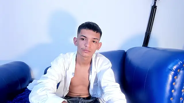 Snapshot of littlecum18 chatting on June 20, 2026, 2:44 pm littlecum18 online show from June 20, 2026, 2:44 pm