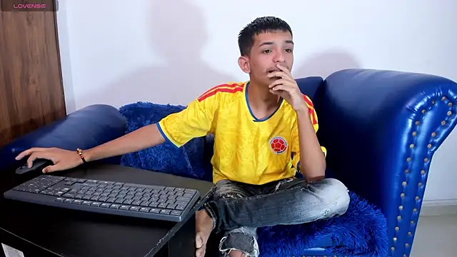 Snapshot of littlecum18 chatting on July 3, 2026, 12:22 pm littlecum18 online show from July 3, 2026, 12:22 pm