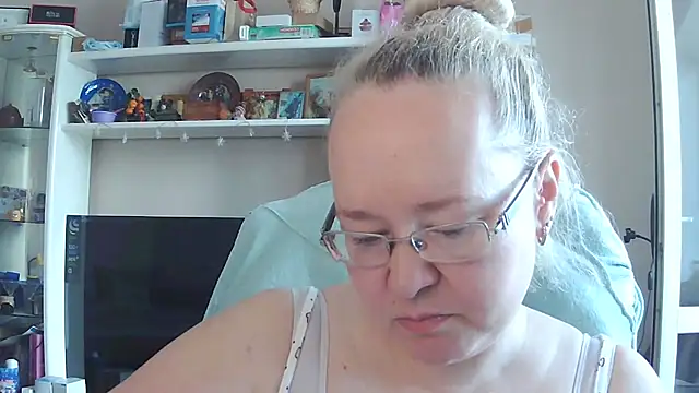 Snapshot of Viola27 chatting on July 4, 2026, 9:15 am Viola27 online show from July 4, 2026, 9:15 am