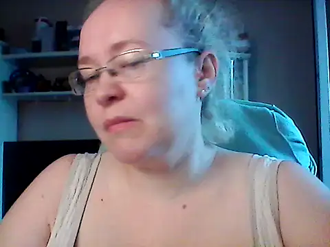 Snapshot of Viola27 chatting on June 15, 2026, 2:28 pm Viola27 online show from June 15, 2026, 2:28 pm
