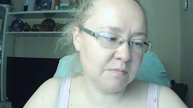 Snapshot of Viola27 chatting on July 6, 2026, 4:42 pm Viola27 online show from July 6, 2026, 4:42 pm